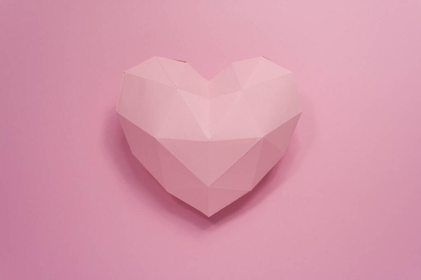 Paper hearth with shadow. Pink polygonal paper heart - Fotografie, Obrázek
