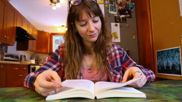 Femme lit un livre à la table
 - Séquence, vidéo
