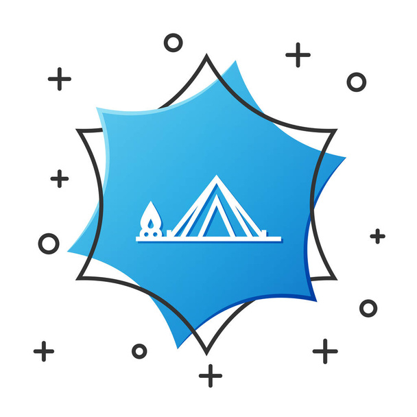 Fehér vonal Turista sátor fa tűz ikon elszigetelt fehér háttér. Kempingszimbólum. Kék hatszög gomb. Vektorillusztráció - Vektor, kép