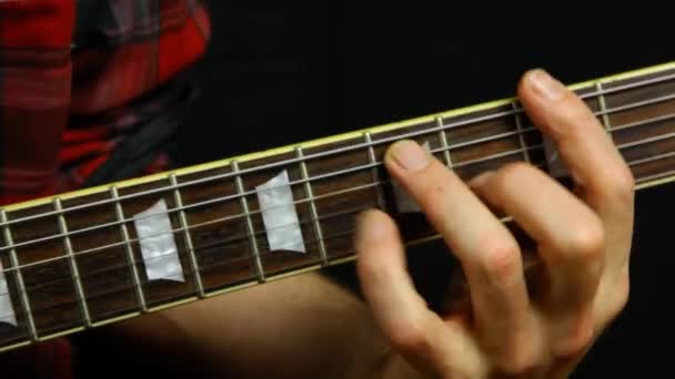 Gitarristen linke Hand spielt Akkorde.  - Filmmaterial, Video