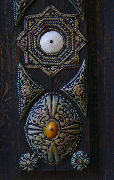 Ethnische Ornamente auf dunklem Holz - Foto, Bild
