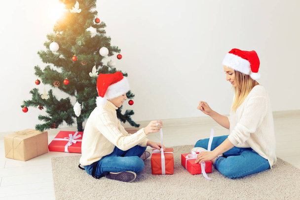 Concept de parent célibataire et vacances - Portrait de mère célébrant Noël à la maison la veille de Noël
 - Photo, image