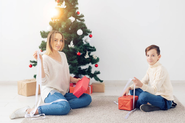 Single parent and holidays concept - Portrait of mother celebrating christmas at home on christmas eve - Foto, imagen