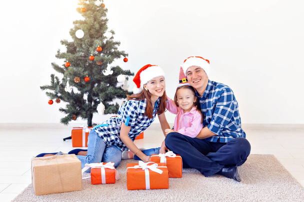 Urlaub und Festkonzept - glückliches Familienporträt am Weihnachtsbaum - Foto, Bild