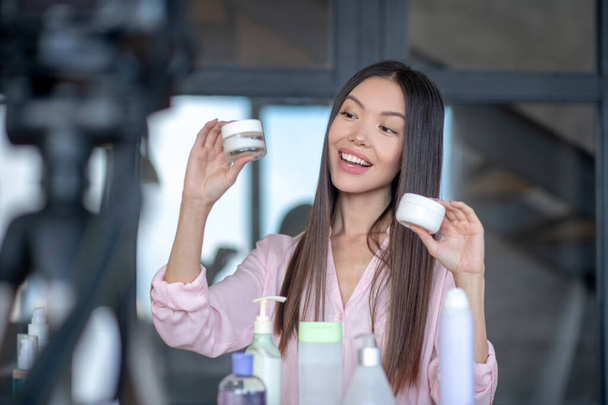 Beauty blogger recommending good quality face cream - Фото, зображення