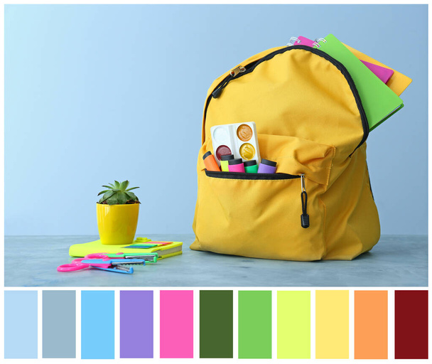 Plecak szkolny i papeteria na stole na tle koloru. Różne wzory kolorów - Zdjęcie, obraz