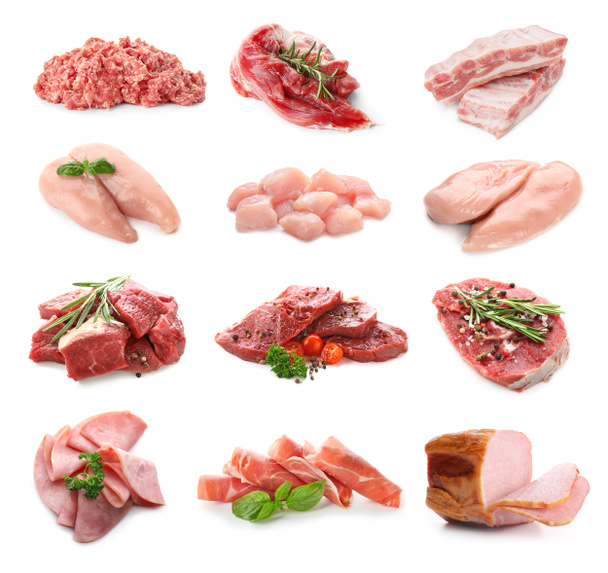 Set con diferentes carnes crudas sobre fondo blanco
 - Foto, imagen