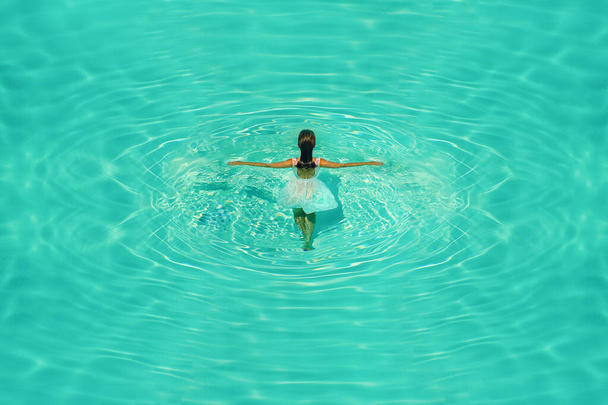 青い水とスイミングプールで裸の女性の空中トップビュー - 写真・画像