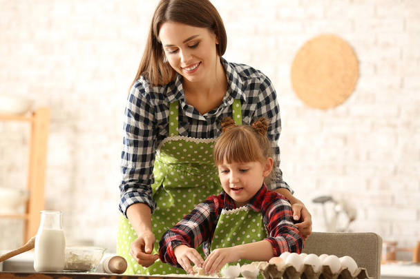 Onnellinen äiti ja tytär ruoanlaitto leivonnaisia kotona
 - Valokuva, kuva