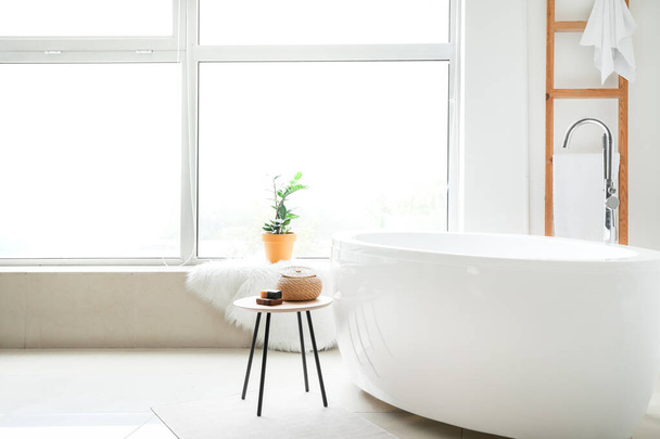 Modern fürdőkád stílusos belsővel - Fotó, kép