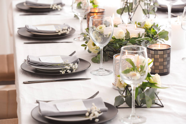 Krásné prostírání stolu s květinovým dekorem - Fotografie, Obrázek
