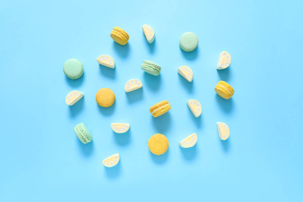 leckere Macarons mit Marshmallows auf farbigem Hintergrund - Foto, Bild