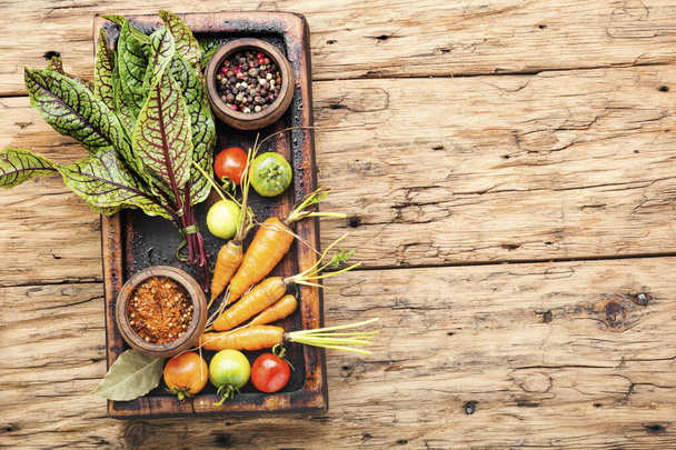 świeże warzywa na drewnianym stole - Zdjęcie, obraz