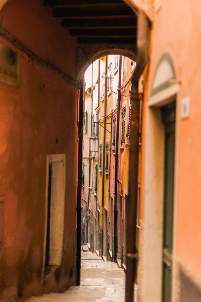 narrow street in venice, italy - Foto, Imagen