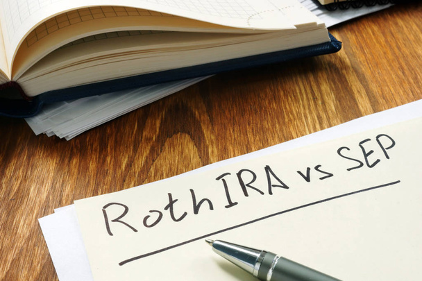 Roth Ira vs Sep kézzel írva a sárga lapra. - Fotó, kép