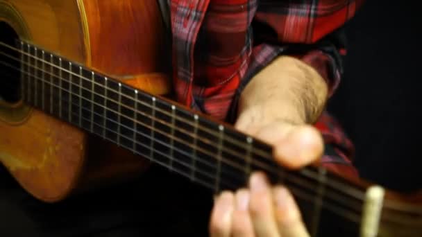 A gitáros felült zenélni.. - Felvétel, videó