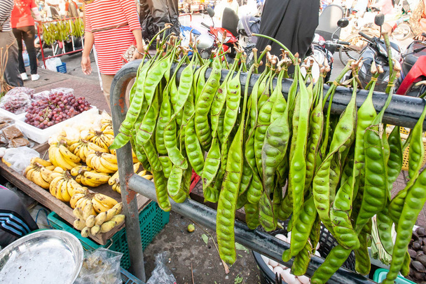 Bitterbohne und verschiedene Früchte auf einem lokalen Markt. - Foto, Bild