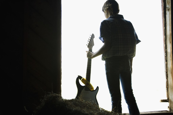 Fiatal ember, aki egy gitár - Fotó, kép