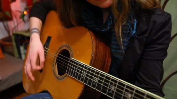 Lány gitározik a nappaliban. - Felvétel, videó