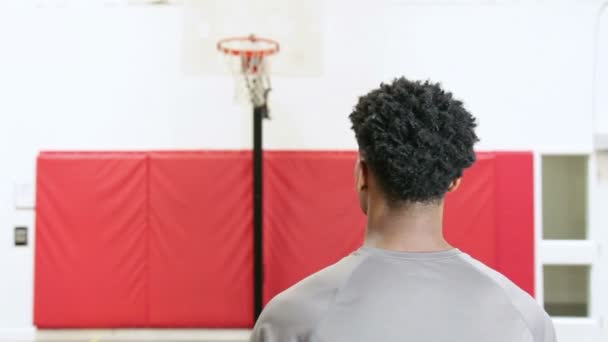 体育館内で魅力的なアフリカ系アメリカ人のバスケット ボール選手 - 映像、動画