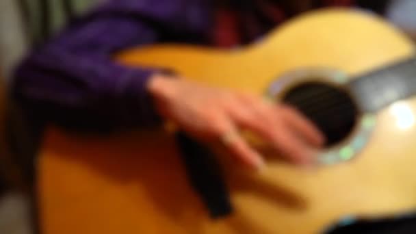 Hombre tocando la guitarra en el salón
. - Imágenes, Vídeo