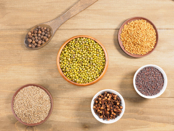 Allspice, mung bean, mustard seeds, fenugreek, cumin, cloves on  - Foto, Imagem