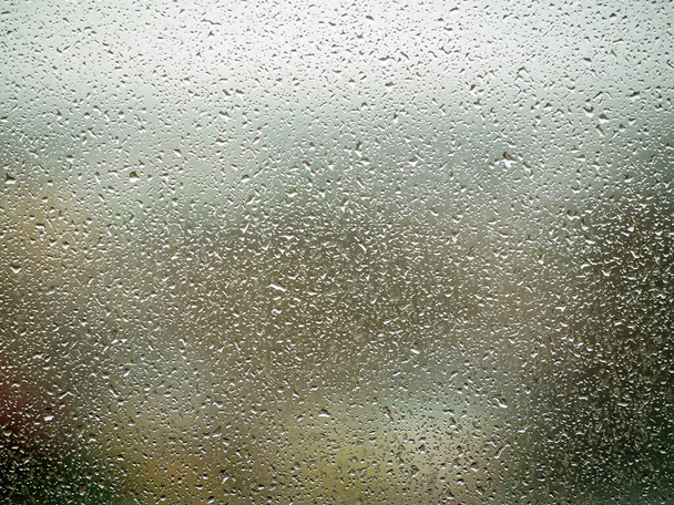 窓に雨が降り - 写真・画像