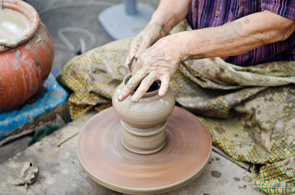 гончар руки формирования керамических судов
 - Фото, изображение