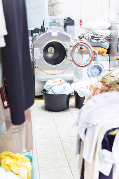 Interior de un lavadero real con unas cuantas lavadoras
 - Foto, Imagen