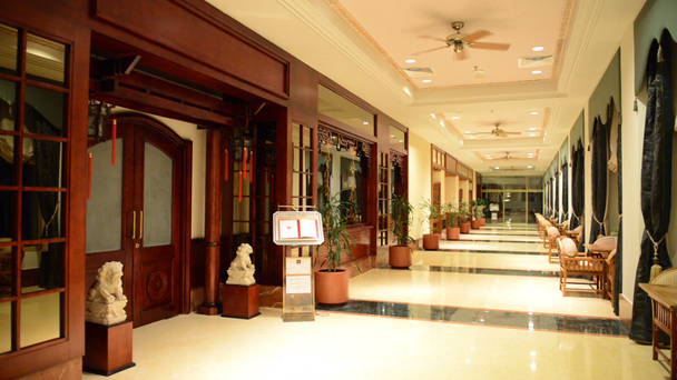 A bejárat, az étterem és a belső tér luxus szálloda működő ventilátorok, Ras Al Khaimah, Egyesült Arab Emírségek - Felvétel, videó