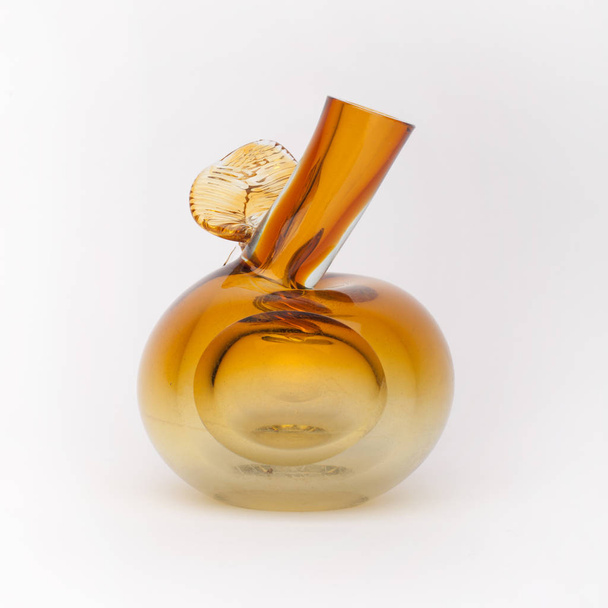 Régi barna sárga üveg váza a fehér háttér - Fotó, kép