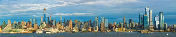 Pohled na West Side Manhattan Skyline z Hamilton Park, Weehawken, střelba přes řeku Hudson. - Fotografie, Obrázek