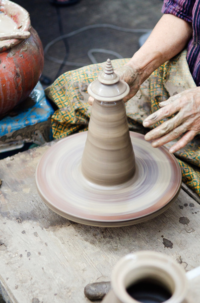 potier homme mains façonnant artisanat en céramique
 - Photo, image
