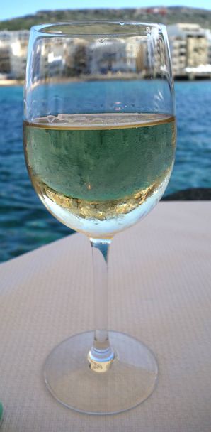 Питьевое белое вино у моря
 - Фото, изображение