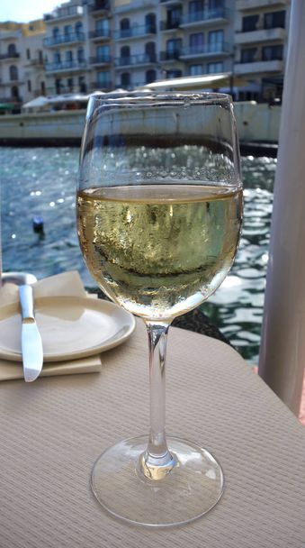 Pití bílého vína u moře - Fotografie, Obrázek