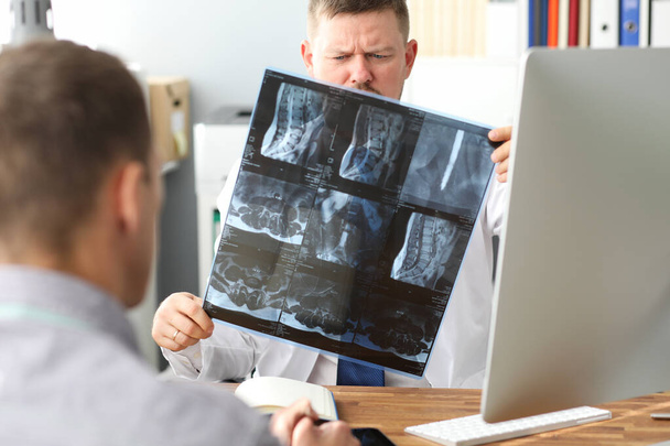 gp untersucht ct scan-Erkennung von Problemen am Büroarbeitsplatz - Foto, Bild