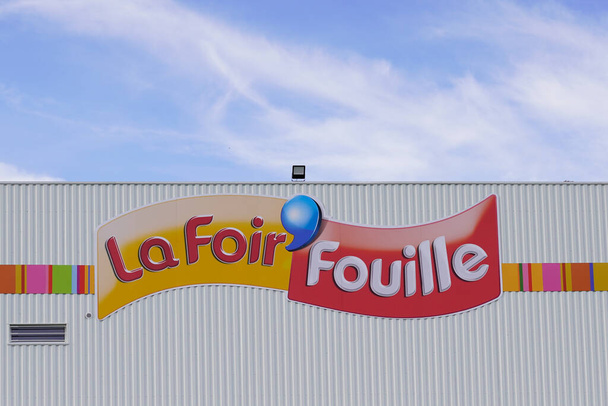 Bordeaux , Aquitaine / France - 10 30 2019 : La Foir Fouille sign logo french store chain selling cheap decorative items shop - Foto, imagen