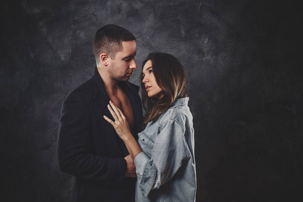 Retrato de pareja romántica en el estudio de fotografía
 - Foto, Imagen