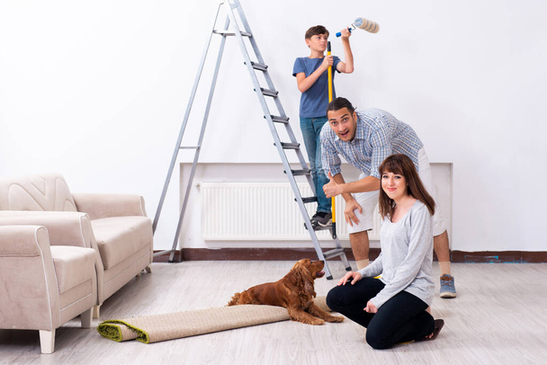Nuori perhe tekee kodin remontin - Valokuva, kuva