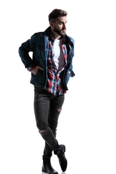 chico de moda cool en camisa a cuadros tomados de la mano en bolsillos
 - Foto, Imagen