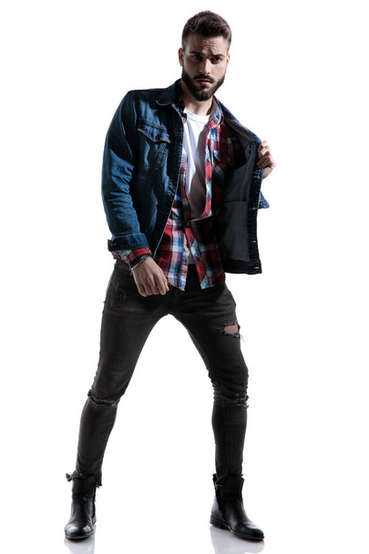 сексуальный крутой парень в клетчатой рубашке с джинсовой курткой
 - Фото, изображение