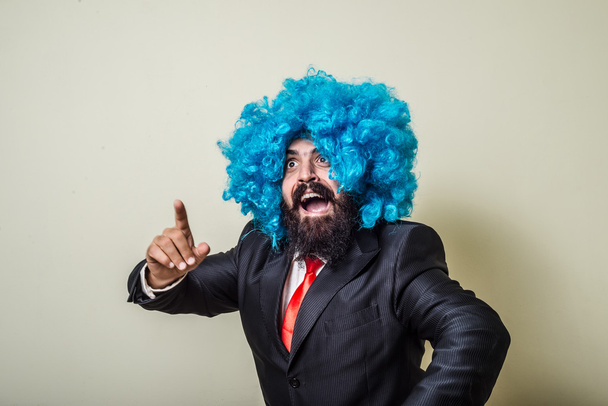 сумасшедший смешной бородатый мужчина в голубом парике
 - Фото, изображение