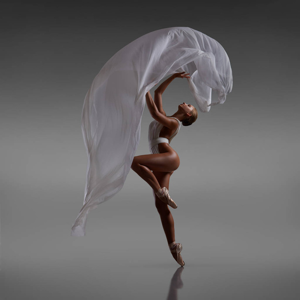 Balerina tańczy z białym latającym materiałem - Zdjęcie, obraz