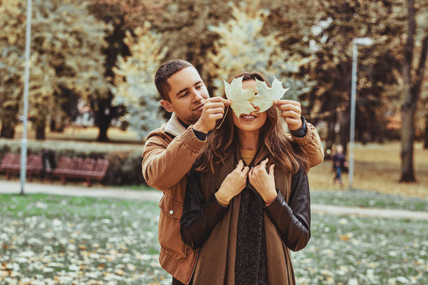 Romantische Paare haben Spaß mit Herbstblatt - Foto, Bild