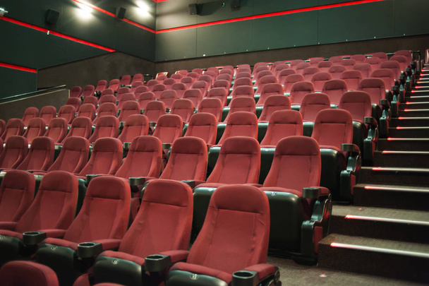 Maquette-toi. Le cinéma. Fait partie d'un théâtre, ou d'un bâtiment similaire, où les gens qui regardent et écoutent s'assoient
 - Photo, image