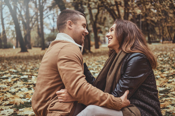У пары романтическое свидание в осеннем парке
 - Фото, изображение