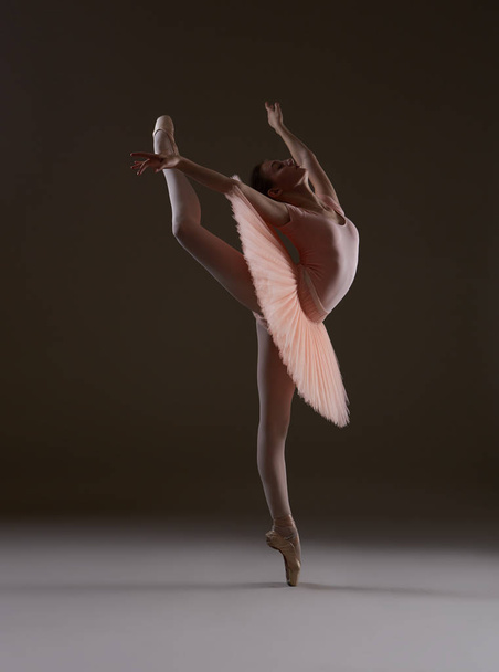 Balerina tańczy w baletnicy i butach pointe - Zdjęcie, obraz