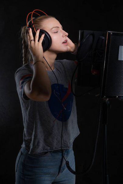 Portrait of singing girl at audio studio - Foto, Bild