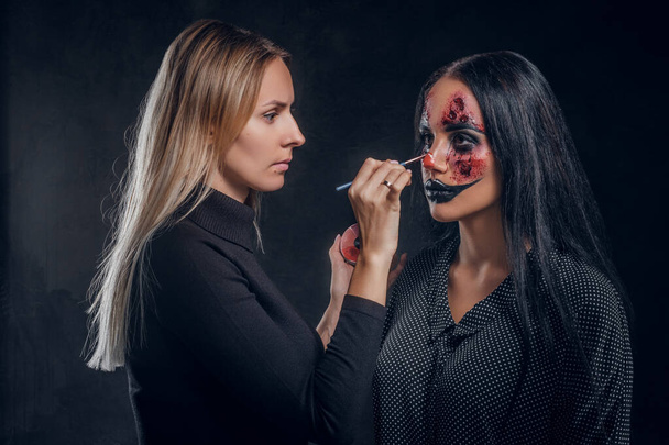 Truccatore sta creando spettrale arte di Halloween sul viso
 - Foto, immagini