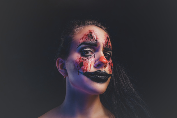 Mladá žena hraje roli zlého klauna - Fotografie, Obrázek